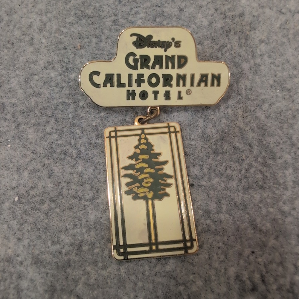 Disney Grand Californian Hotel Pine Tree Dangle Trading Pin Gold Tone Enamel - Picture 1 of 4